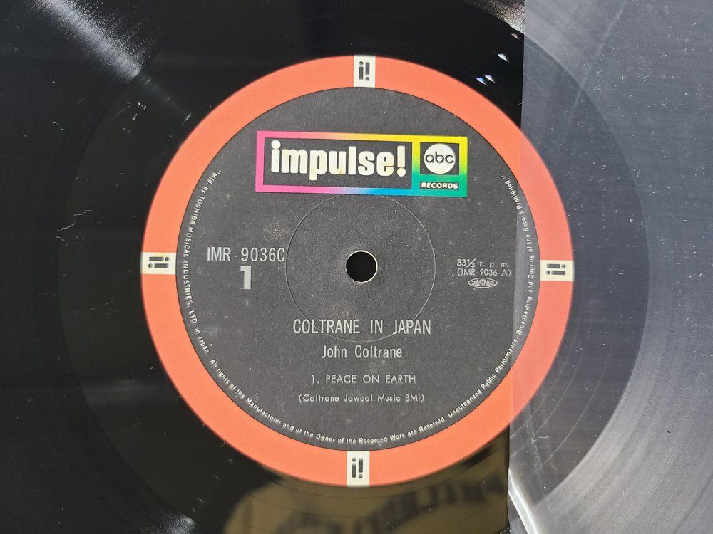 Side 1 임펄스 레이블 클로즈업 — 주황 테두리의 impulse! abc 로고, IMR-9036C, Peace On Earth 표기