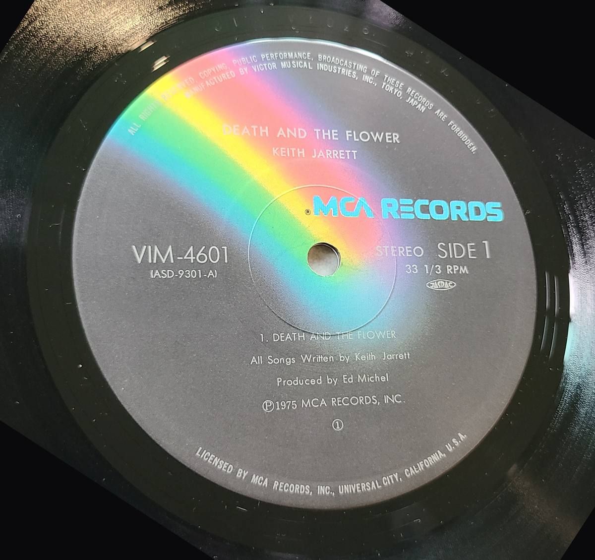Side 1 라벨. MCA Records 로고와 VIM-4601, 수록곡 Death and the Flower 한 곡이 적혀 있다.